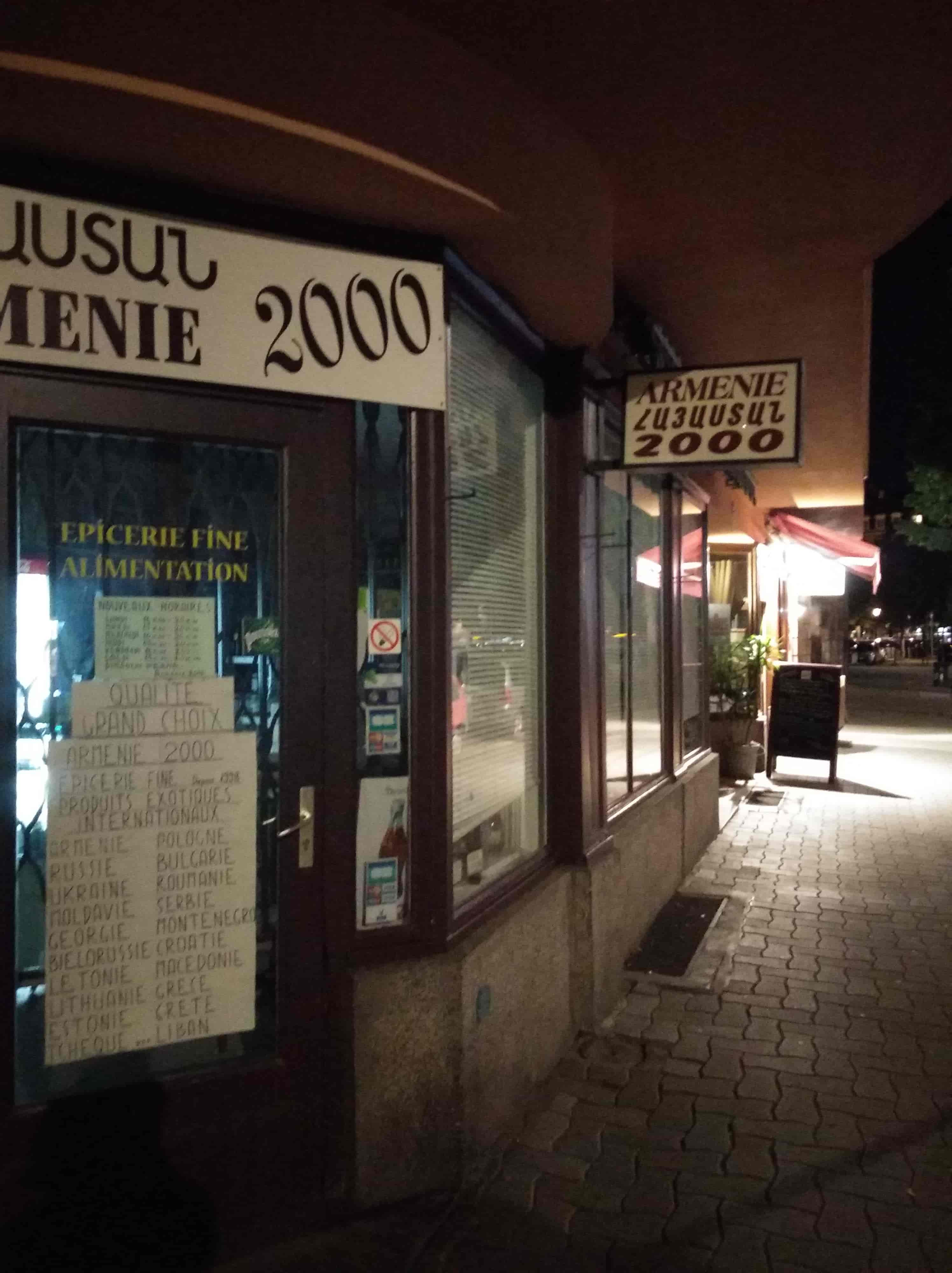une rue la nuit, avec l'enseigne coupée d'une épicerie arménienne où on lit usul2000