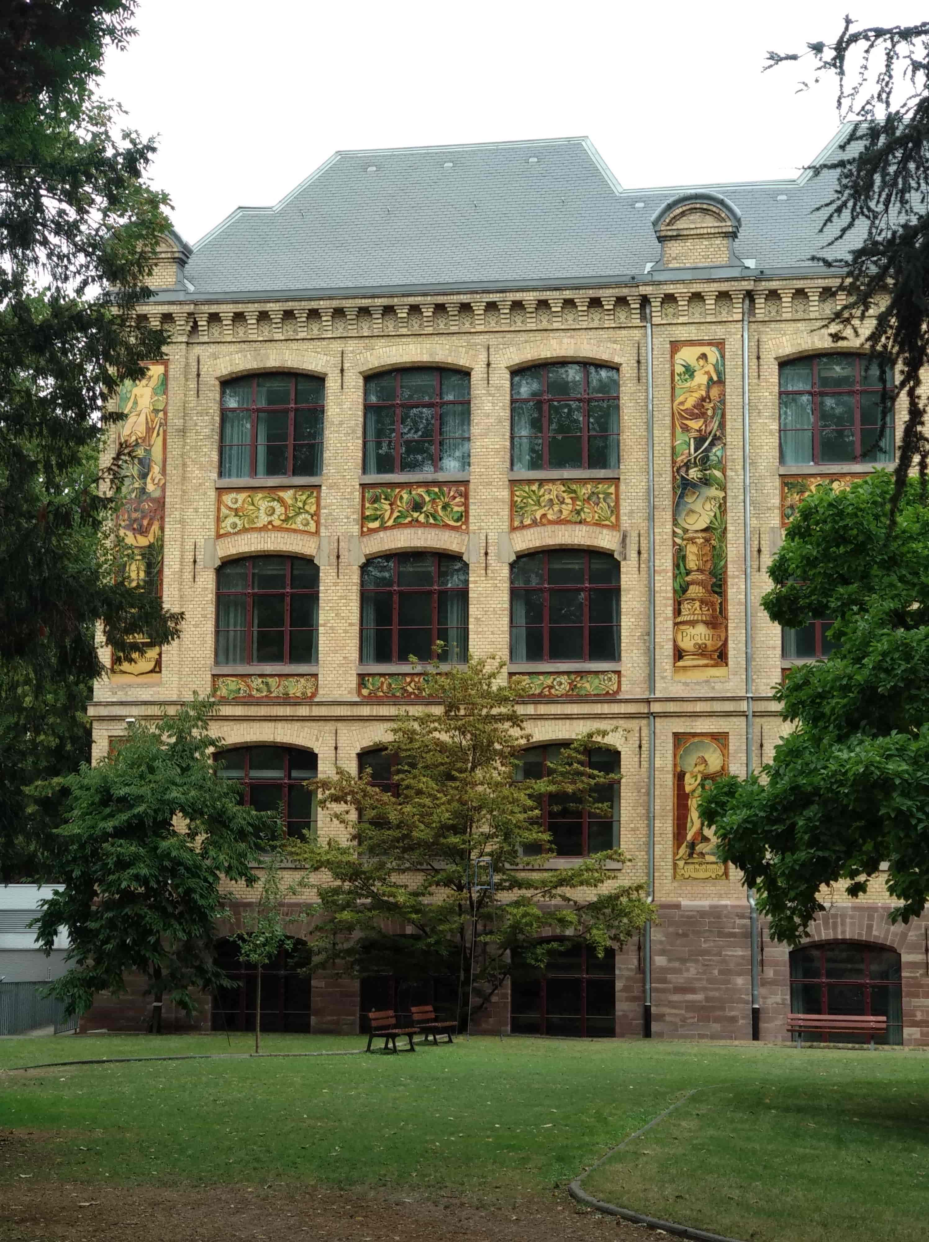 la jolie façade art déco de l'école municipale des arts décoratifs de strasbourg
