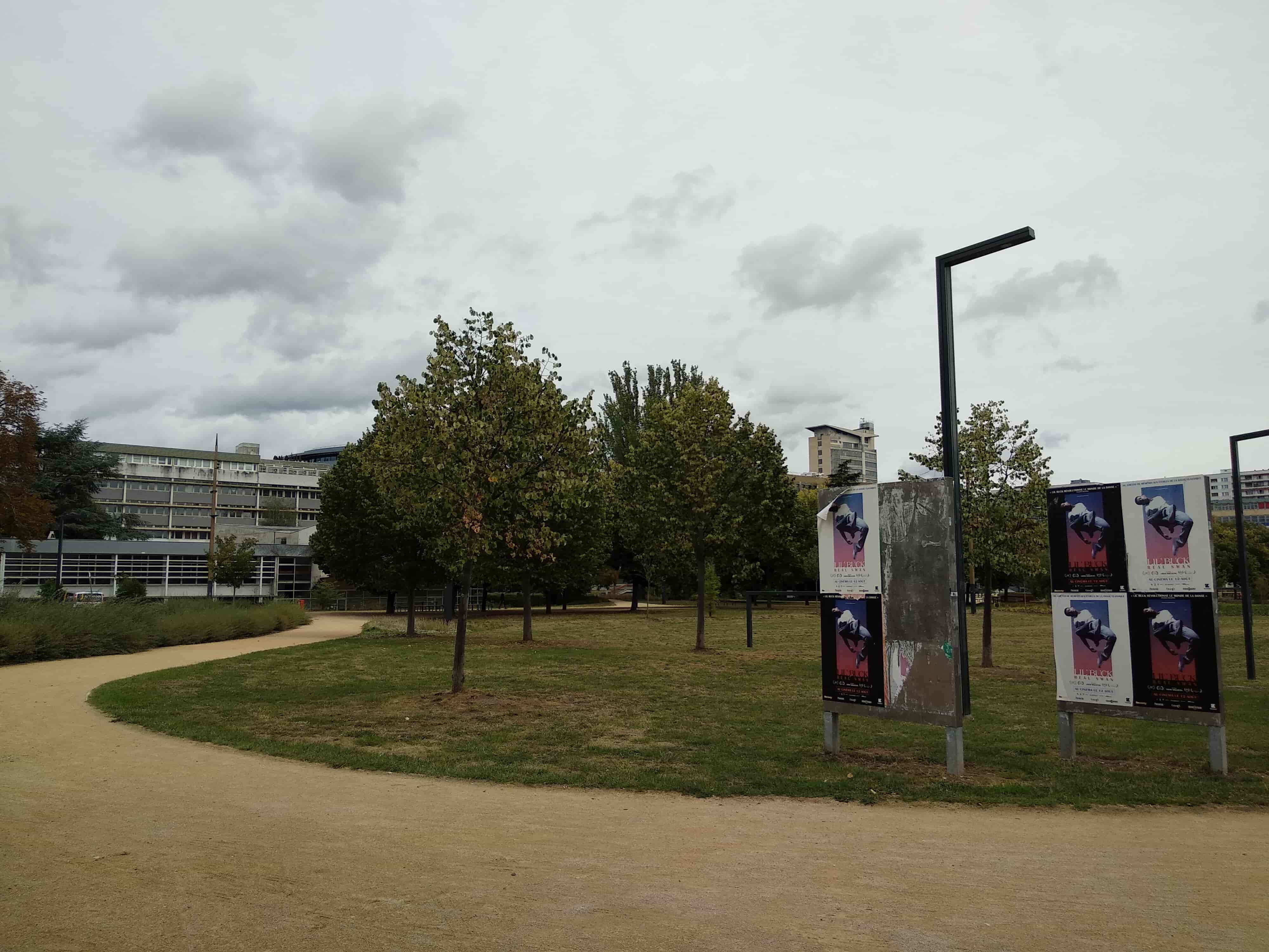 le campus vide de l'université de strasbourg, le ciel est nuageux