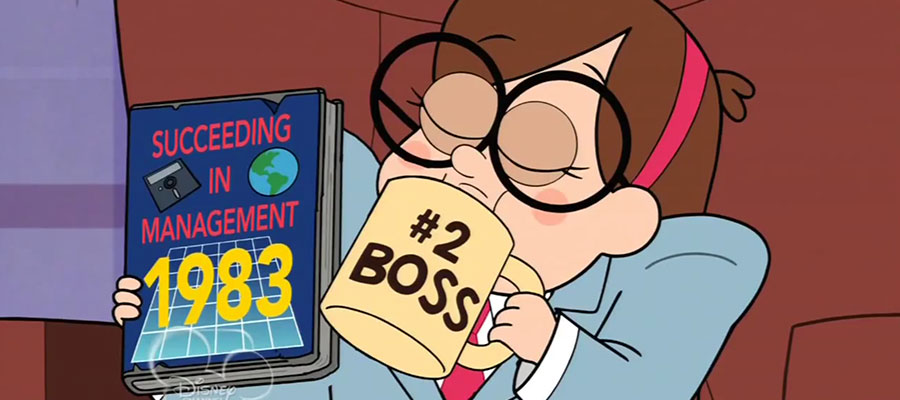 Une image de Mabel de la série animée Gravity Falls qui tient un mug 'Boss#2' et un livre 'Succeeding in Management 1983'. Elle porte un costard trop grand pour elle et des lunettes.
