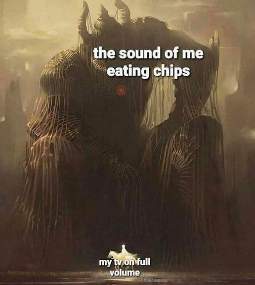 Un meme : sur une immense silhouette à l'aspect guerrier est écrit The sound of me eating chip et sur le minuscule cavalier qui passe à côté My tv on full volume