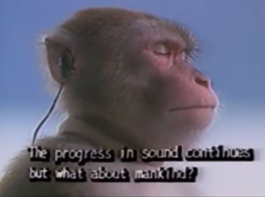 Une photo à la qualité floue : une tête de singe vaillante, les yeux fermés, avec un ciel bleu. Le singe a des écouteurs dans les oreilles, et il écrit en bas 'The progress in sound continues but what abour mankind ?'.