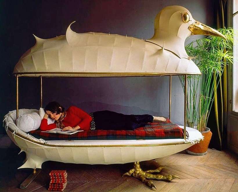 une image d'une personne allongÃ©e sur un lit / baldaquin en forme de mouette